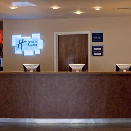 Holiday Inn Express Slough Interior photo