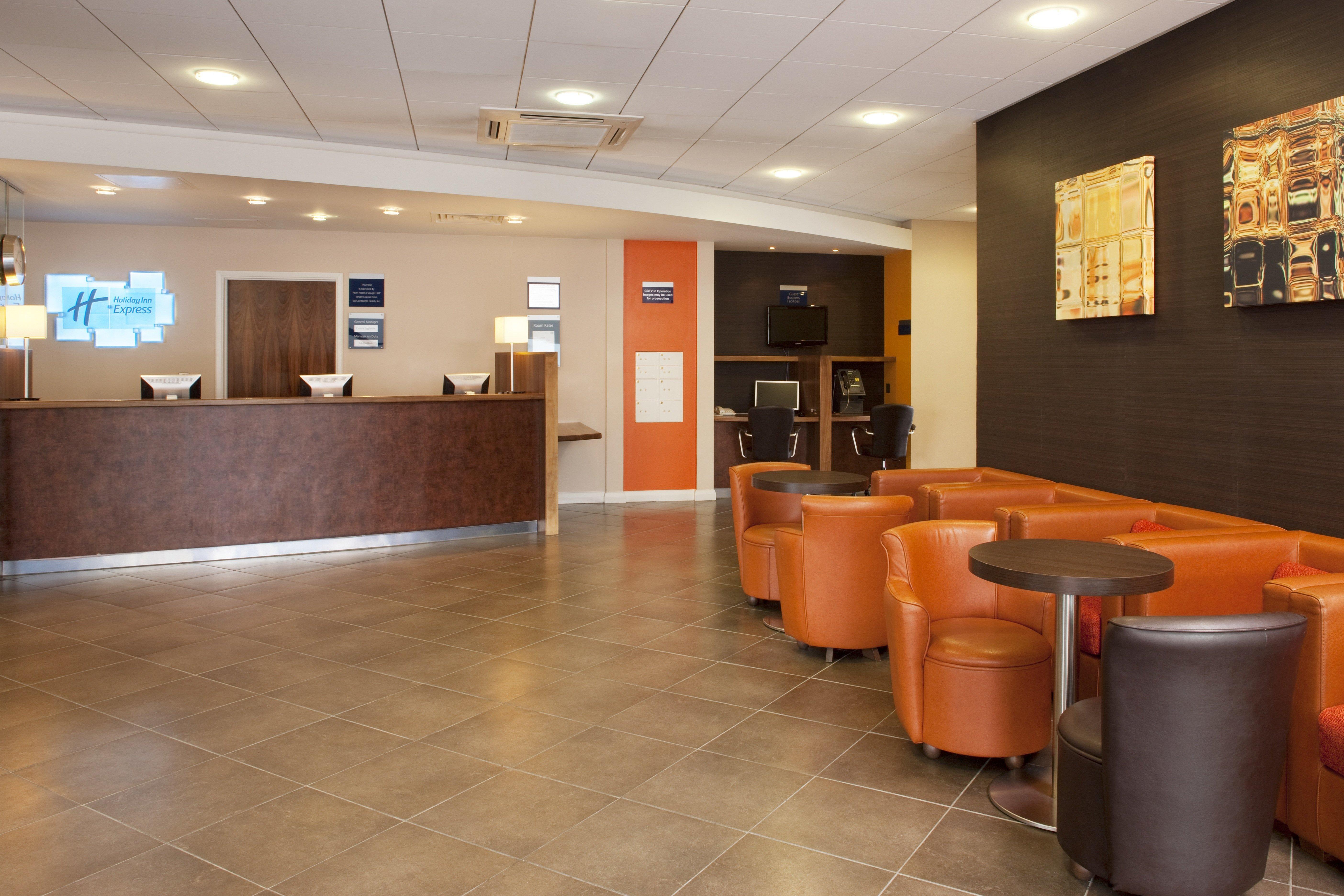 Holiday Inn Express Slough Exterior photo