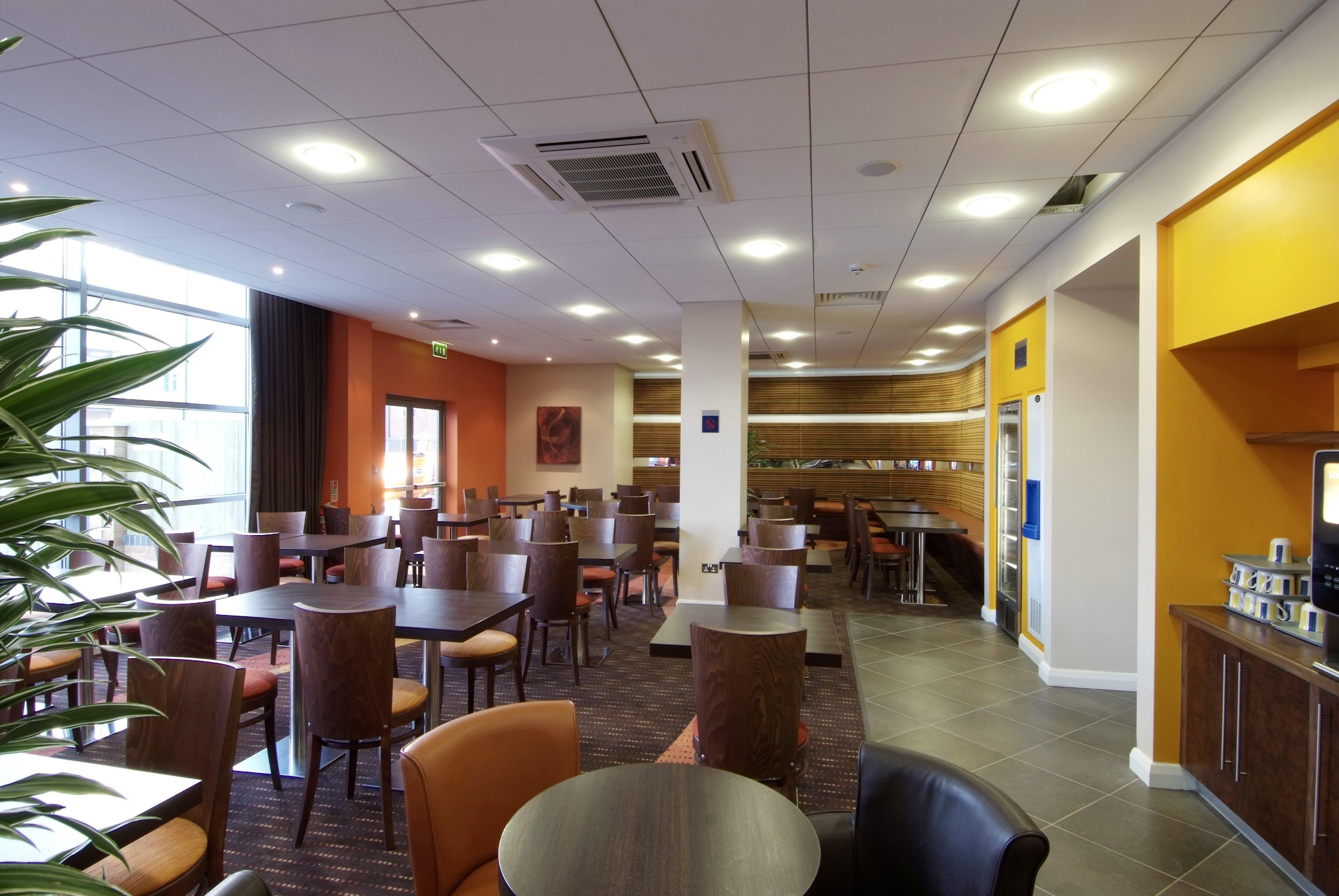 Holiday Inn Express Slough Exterior photo