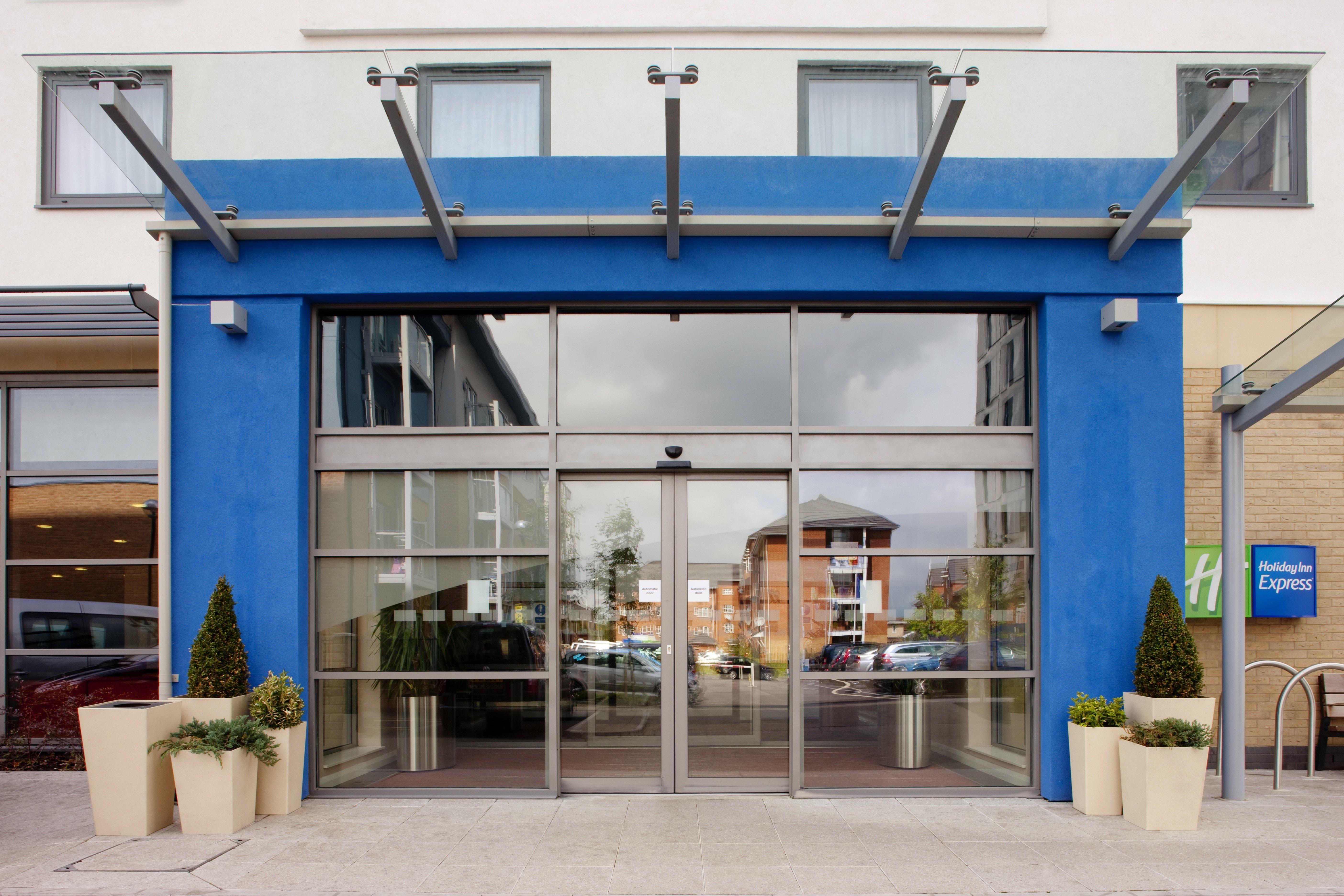 Holiday Inn Express Slough Exterior photo