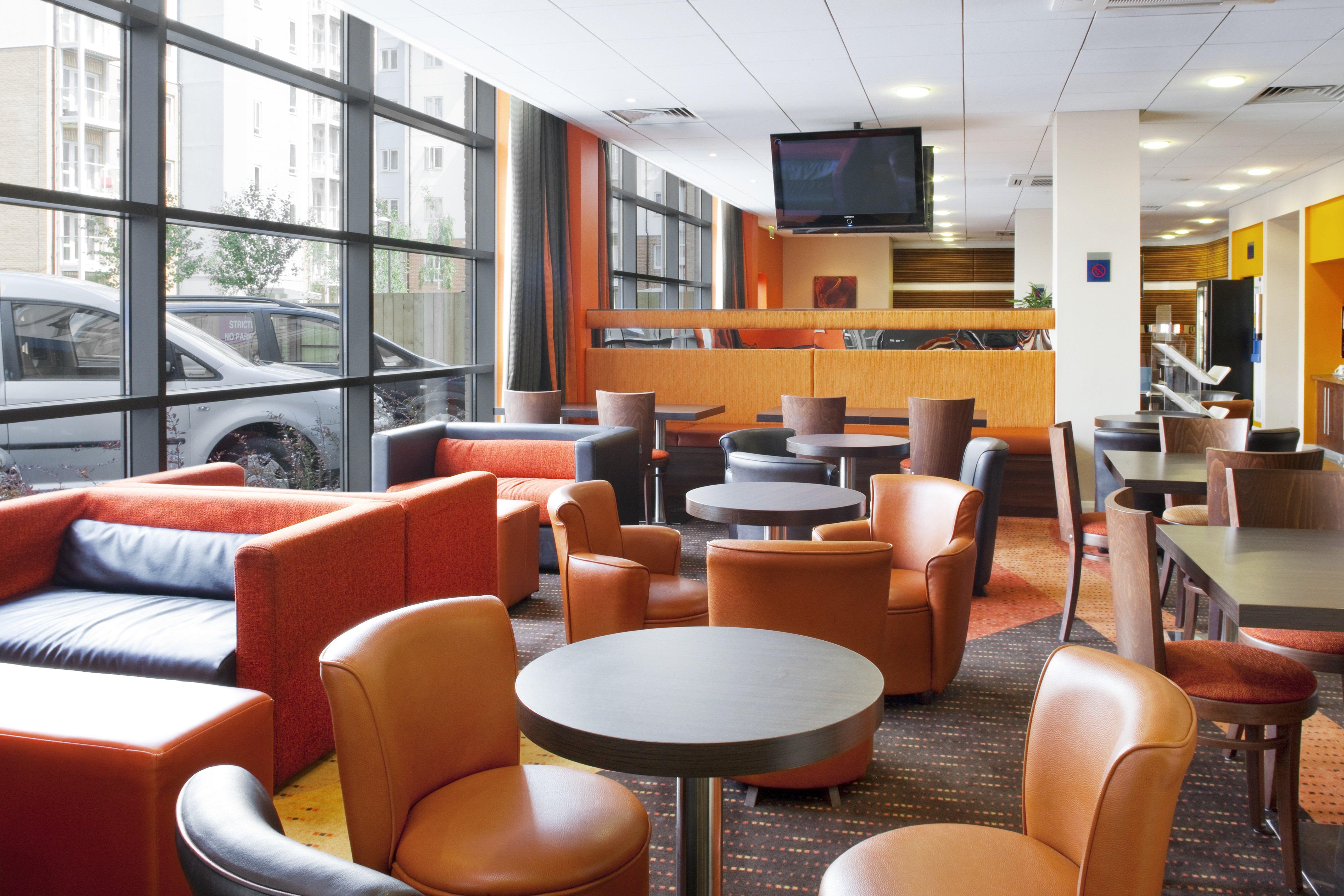 Holiday Inn Express Slough Restaurant photo