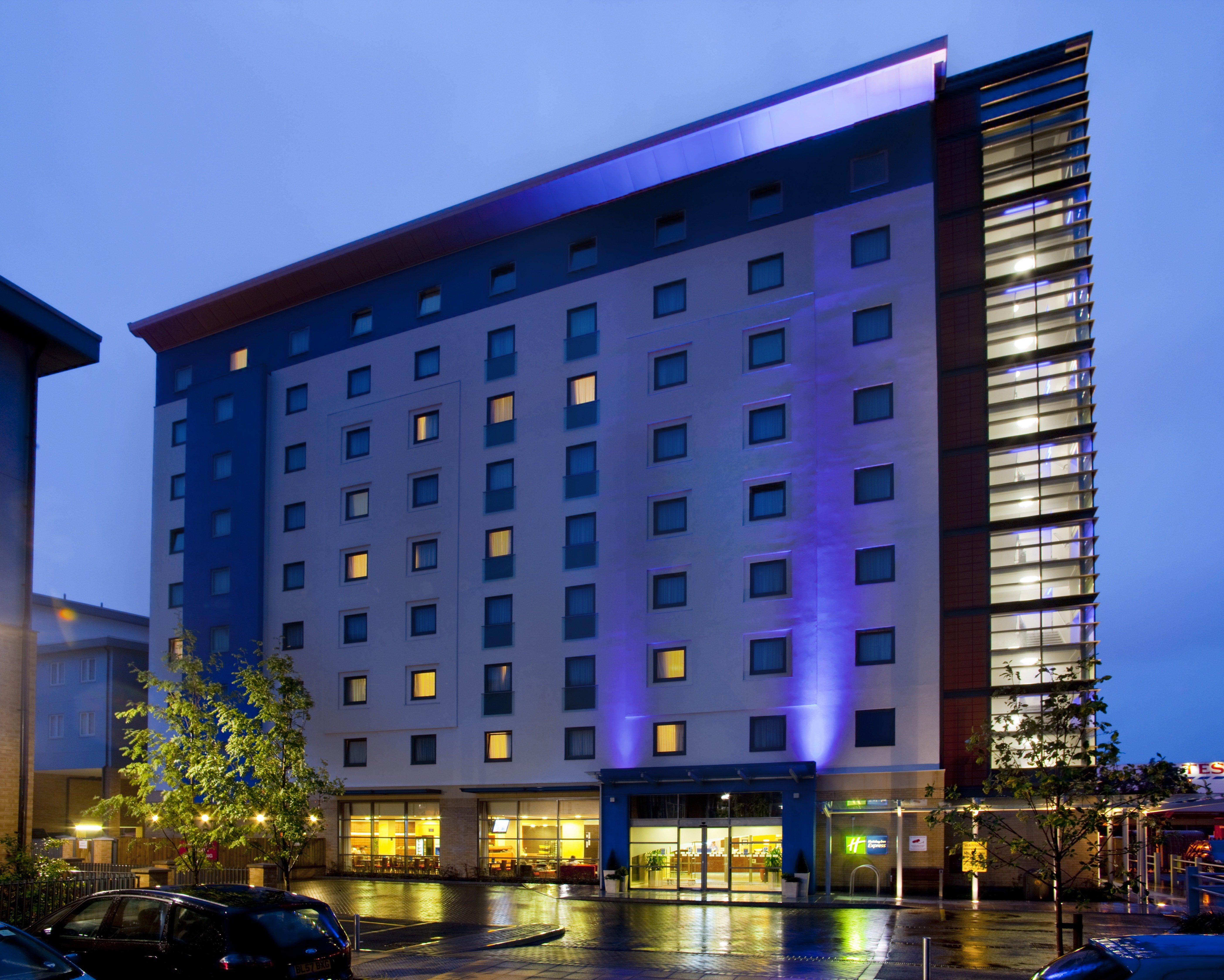Holiday Inn Express Slough Exterior photo
