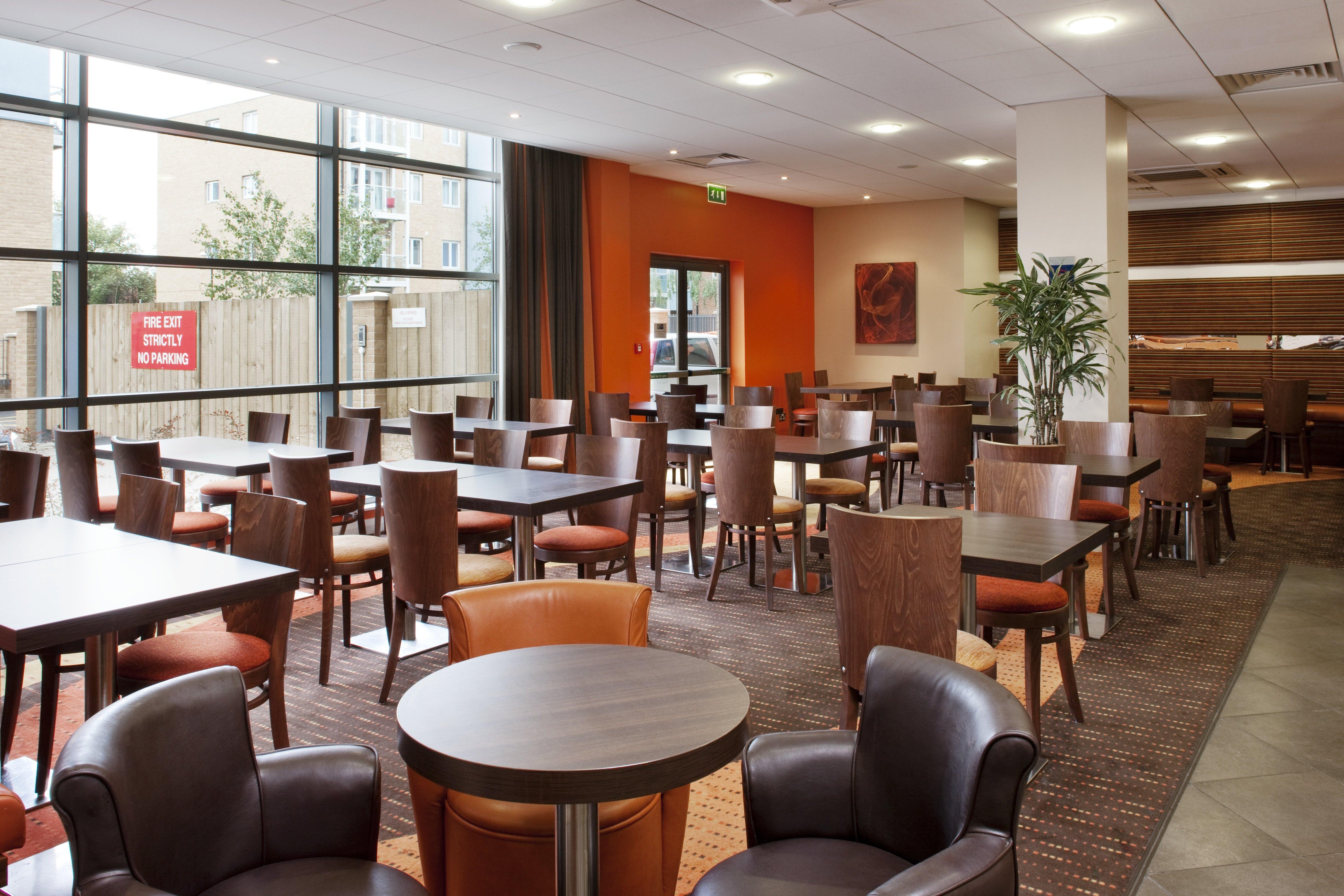 Holiday Inn Express Slough Exterior photo