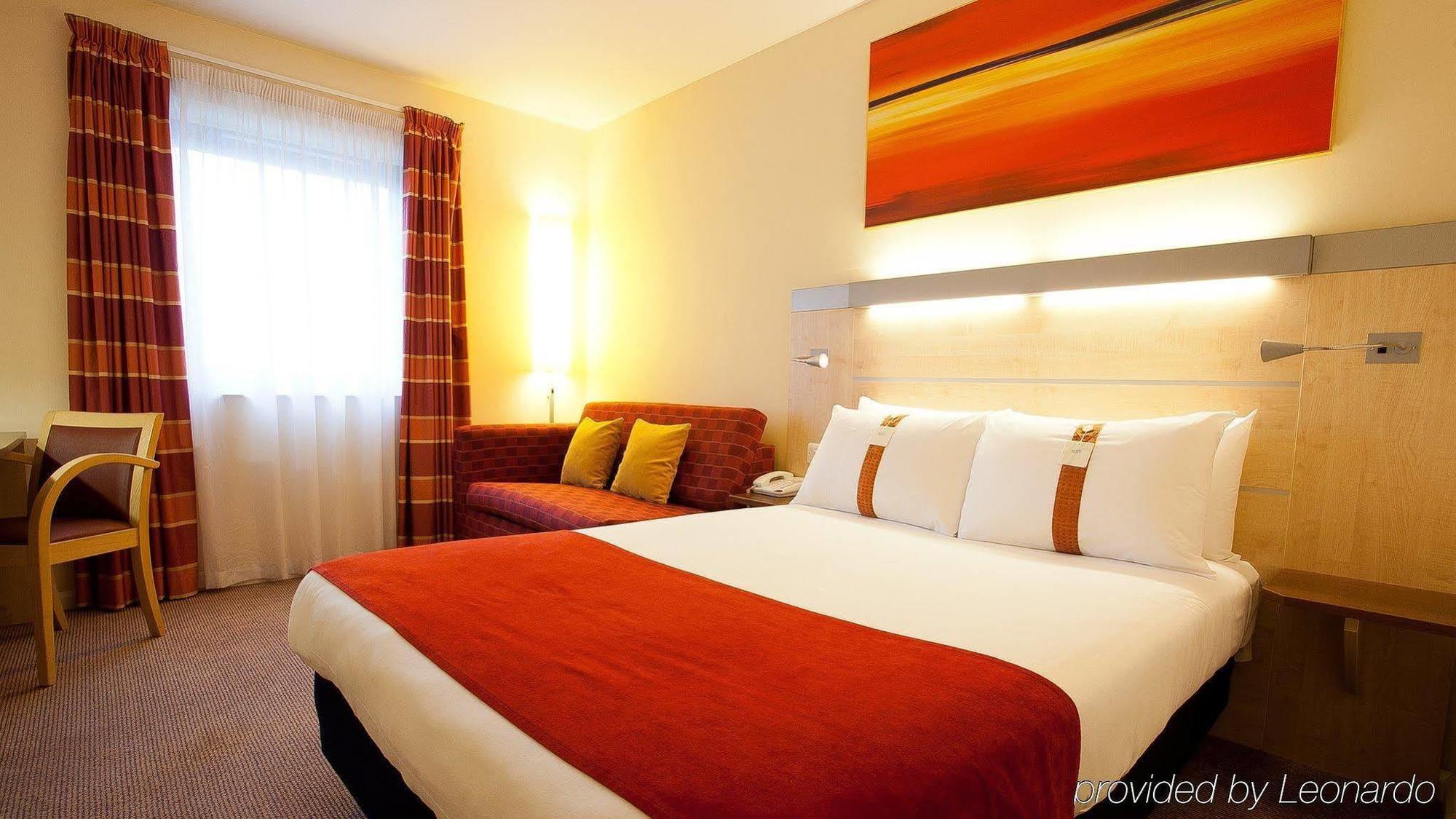 Holiday Inn Express Slough Exterior photo