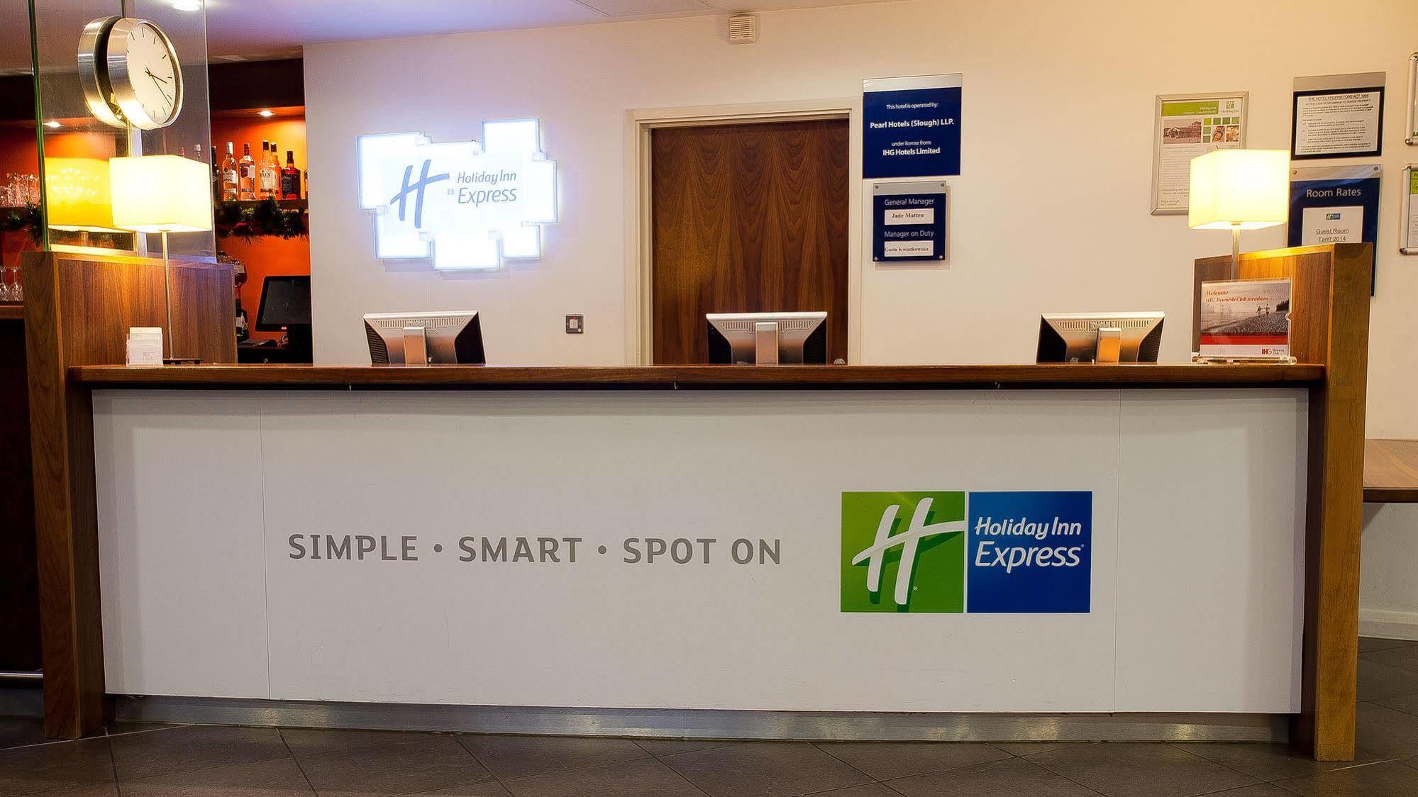 Holiday Inn Express Slough Exterior photo
