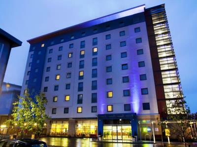 Holiday Inn Express Slough Exterior photo